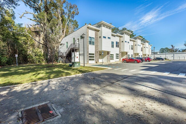Building Photo - 2170 Capital Cir SE
