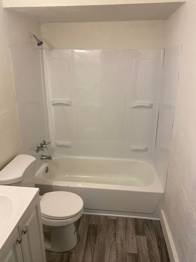 Building Photo - Fully Renovated 1 Bedroom Bungalow for Rent