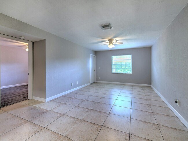 Building Photo - 526 Golden Raintree Pl