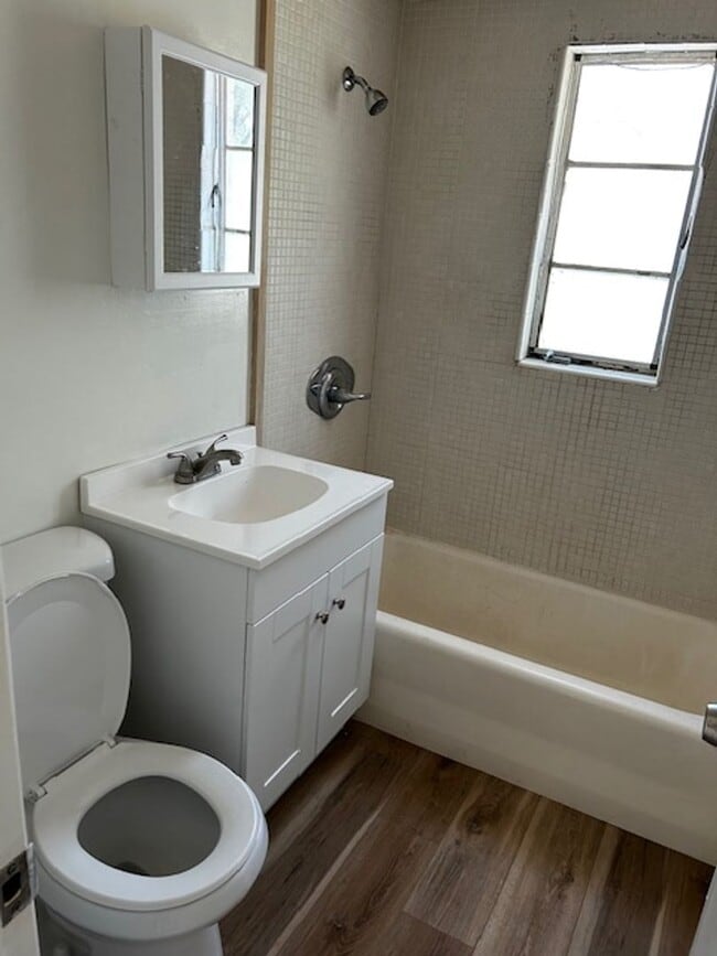 Building Photo - 2 Bedroom Single Family -Central Tucson