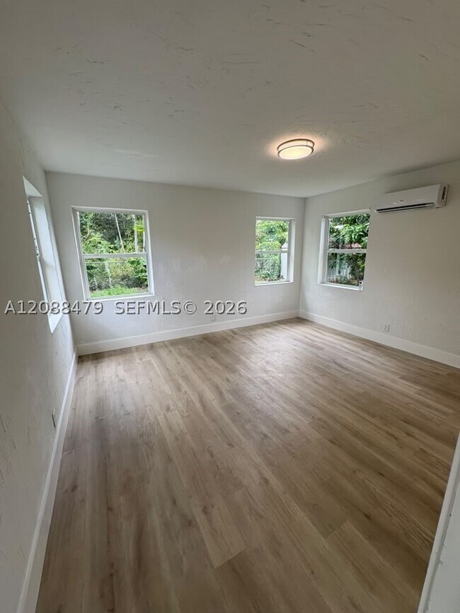Building Photo - 825 S 28th Ave