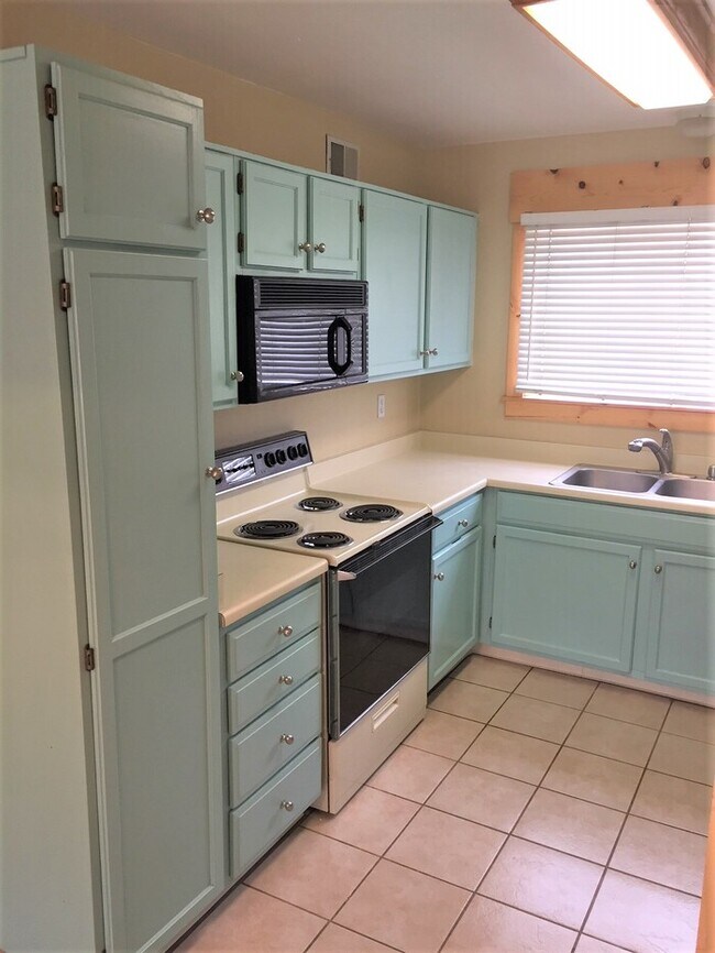 Building Photo - Beautful Condo in Tall Pines