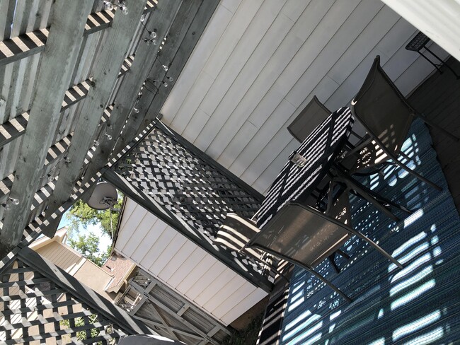 Building Photo - 1015 Forest Ave