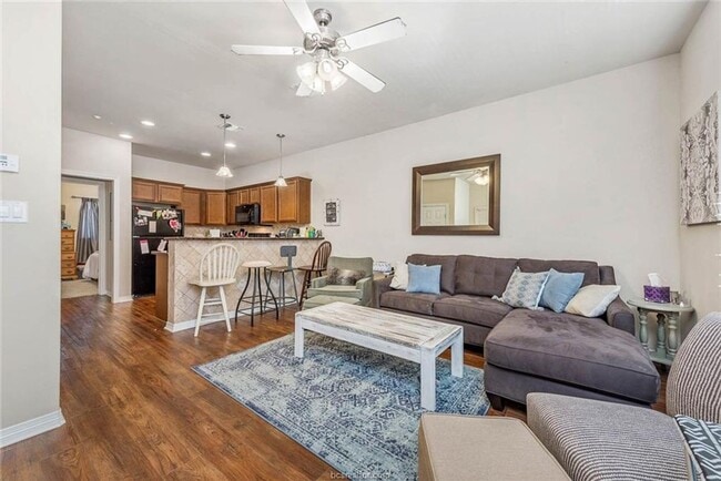 Building Photo - SUBLEASE Aug 11 2025 in Lakeridge Townhomes!