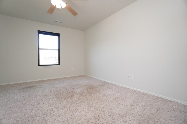 Building Photo - 16274 Silver Creek Ave