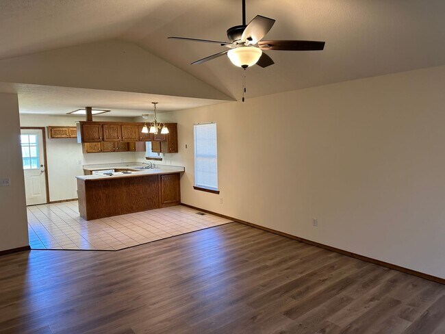 Building Photo - 863 S Hickory Ln