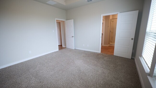 Building Photo - Stunning 3x2 Luxury Duplex in Buda, TX!