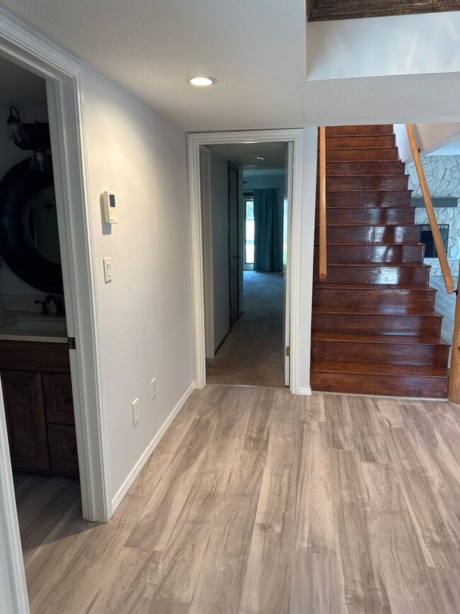 Building Photo - Two-story, four-bedroom, three-bathroom ho...