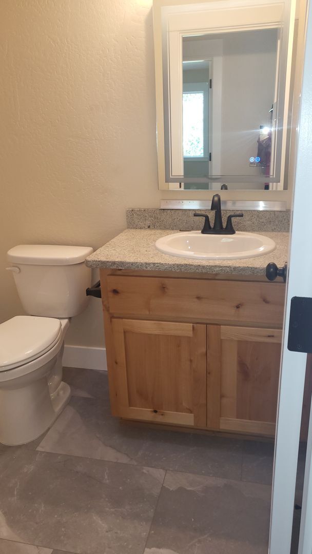 Building Photo - 3 bed 2 bath Single Family Home for Rent in Grants Pass