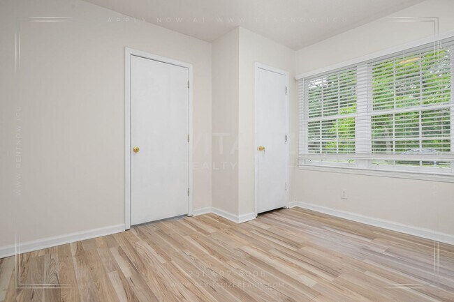 Building Photo - 2505 Robin Hood Dr