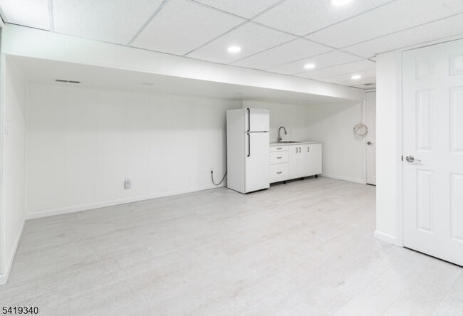 Building Photo - 80 White Meadow Rd