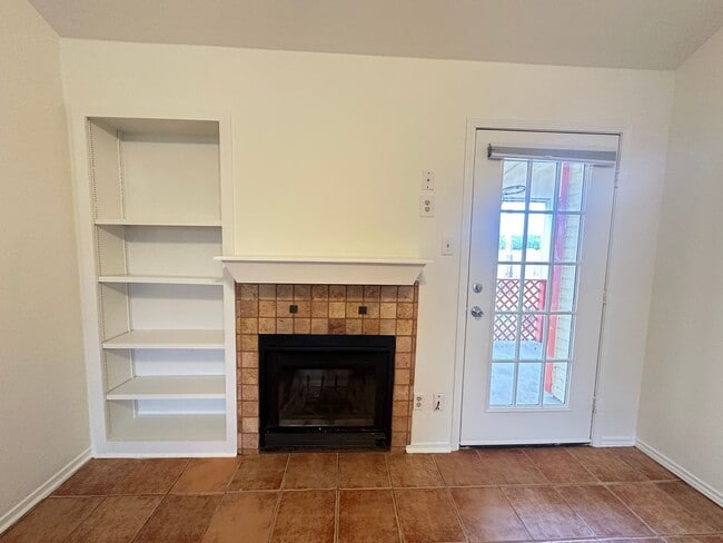 Building Photo - Cozy Townhome close to Mansfield Road....
