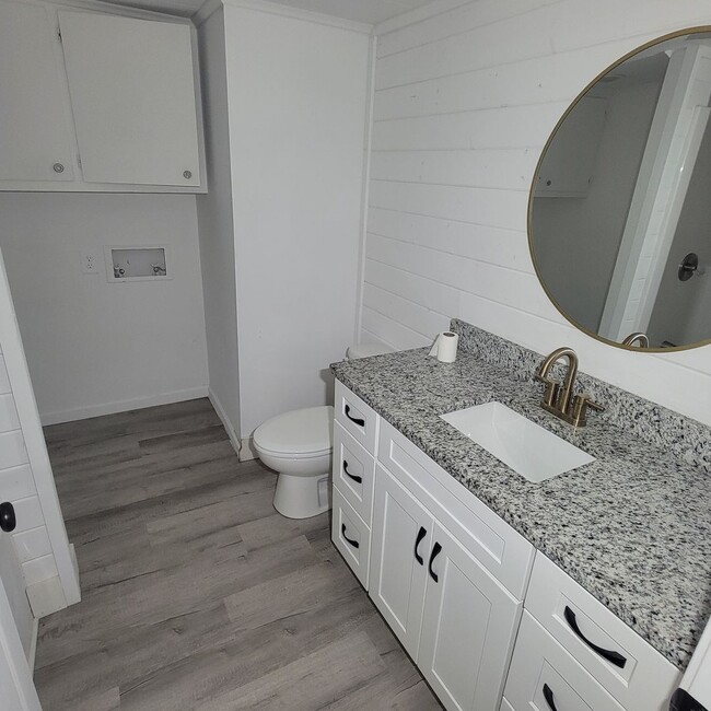 Building Photo - 2 Bed, 1.5 Bath-Residential/Commercial