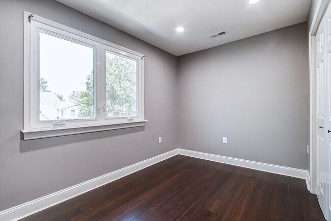 Building Photo - Gorgeous 5 BED + 3.5 Ba in Main House, 1 + 1 in BSMT, 1 + 1 above garage  in the Heart of Downtow...