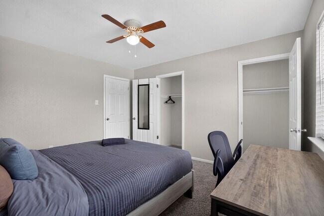Building Photo - 5550 Folsom Dr