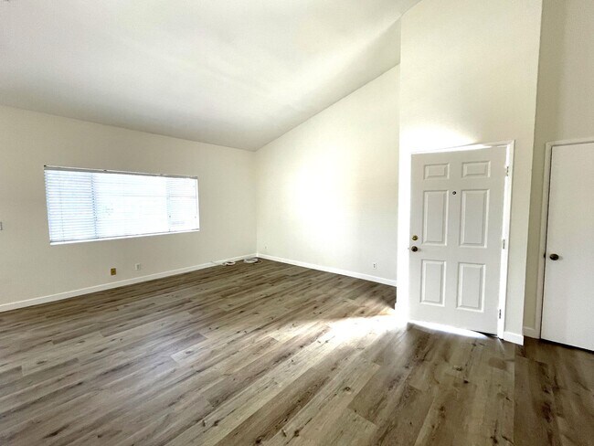 Building Photo - 1158 Cypress Ave