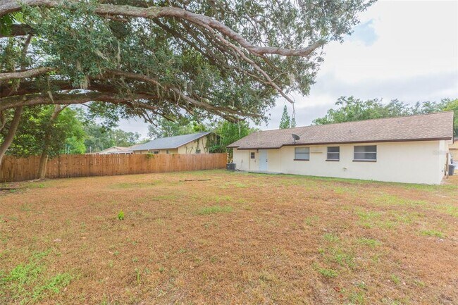 Building Photo - 7608 N Sanibel Cir