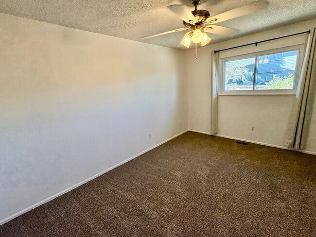 Building Photo - Stunning Morrison 3 bed/2 bath Corner Lot