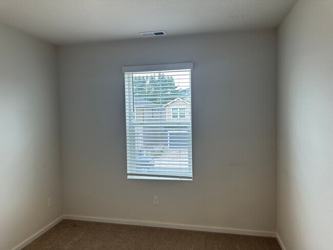 Building Photo - Newer 4 bedroom 2.5 bathroom house!