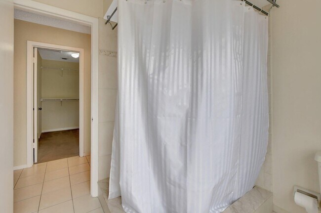 Building Photo - 6732 Canary Palm Cir