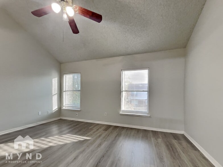 Building Photo - 18163 Holly Green Dr