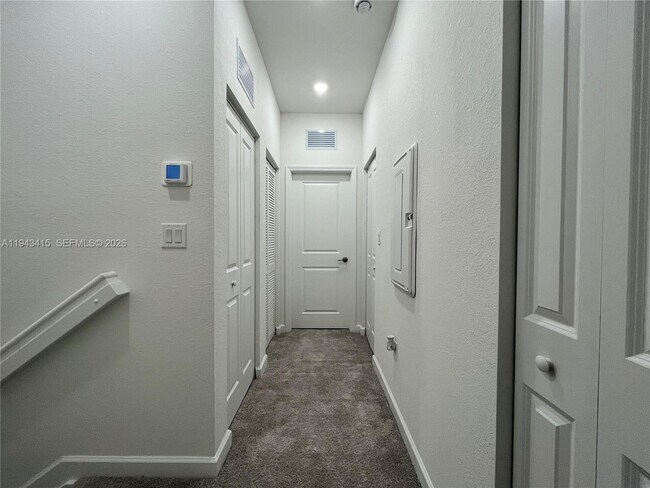 Building Photo - 2627 SE 28th Dr