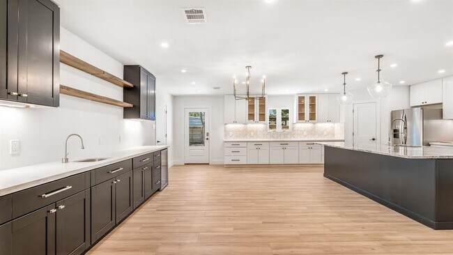Building Photo - 6414 Woodbrook Ln