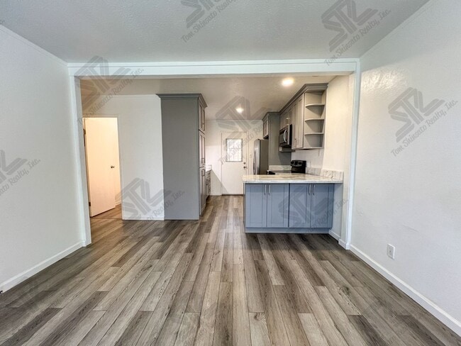 Building Photo - 2 Bedroom Unit, 1.5 baths with one assigne...