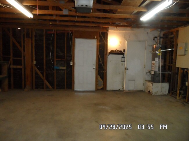 Building Photo - 3 Bedrooms, 2 Bathroom, Large Fully Fenced...