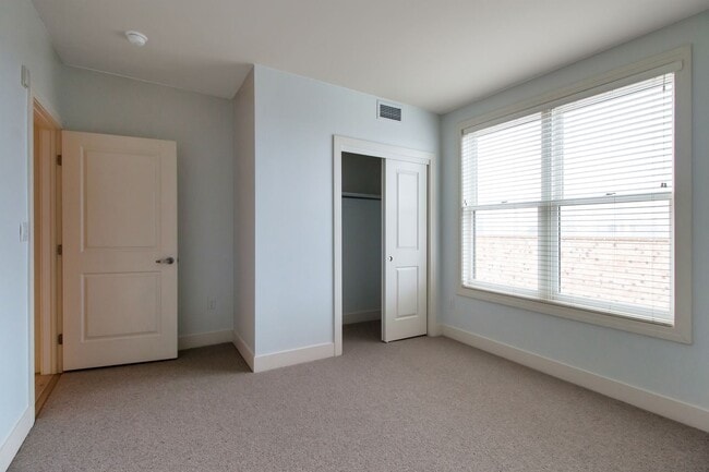 Building Photo - Gorgeous 2 BD/2BA Top Floor Condo In Great Peloton Community! Available August 7!