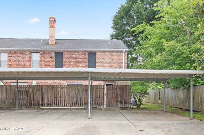 Building Photo - 416 Doucet Rd