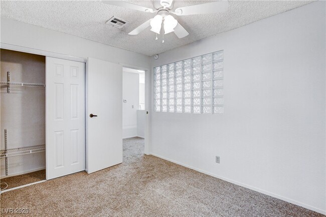 Building Photo - 4921 Fiesta Lakes St