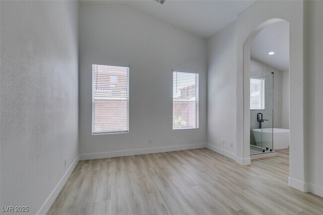 Building Photo - 823 Wintersweet Rd