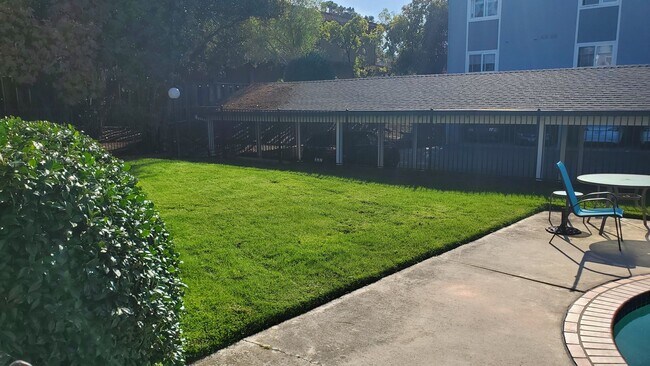 Building Photo - Spacious 2 Bedroom, 1 Bathroom Moraga Condo