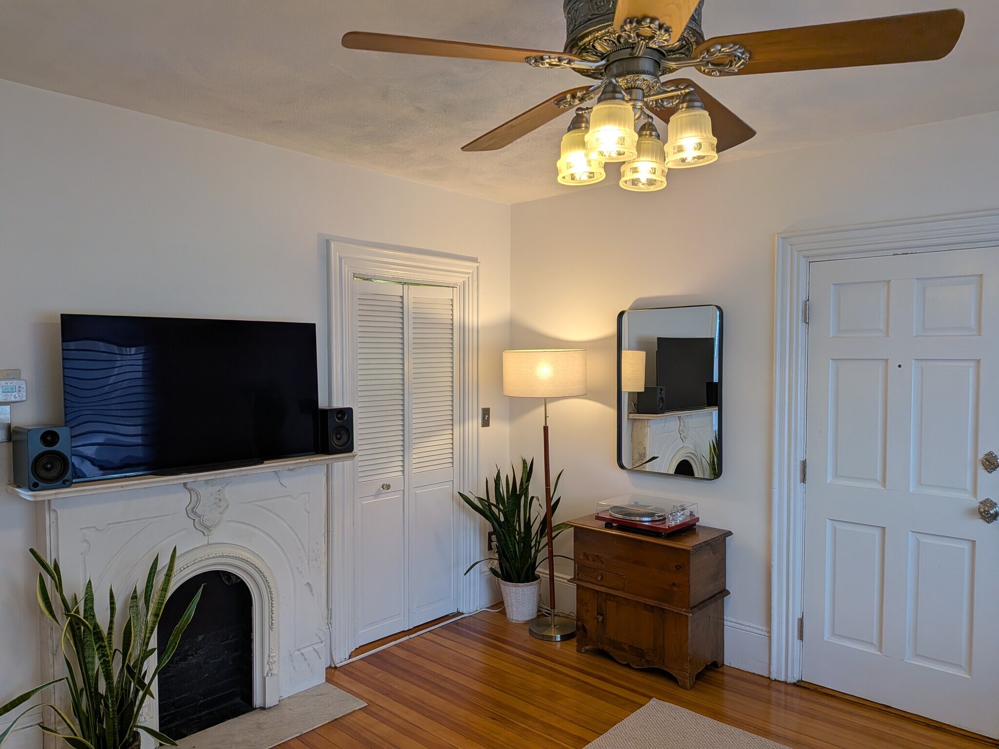 Building Photo - 81 Gladstone St