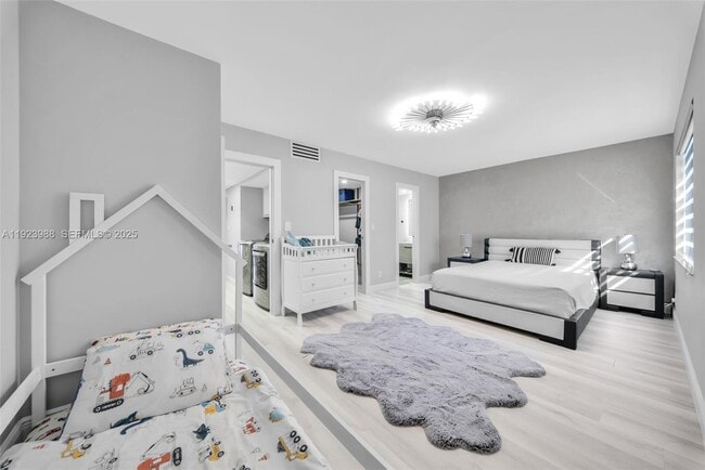 Building Photo - 707 NE 27th Ave