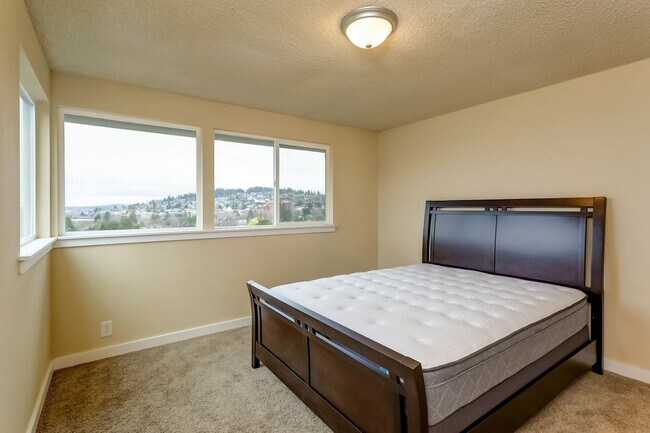 Building Photo - Large 4 Bedroom Edgemoor Home w/ Mother-in-law Suite