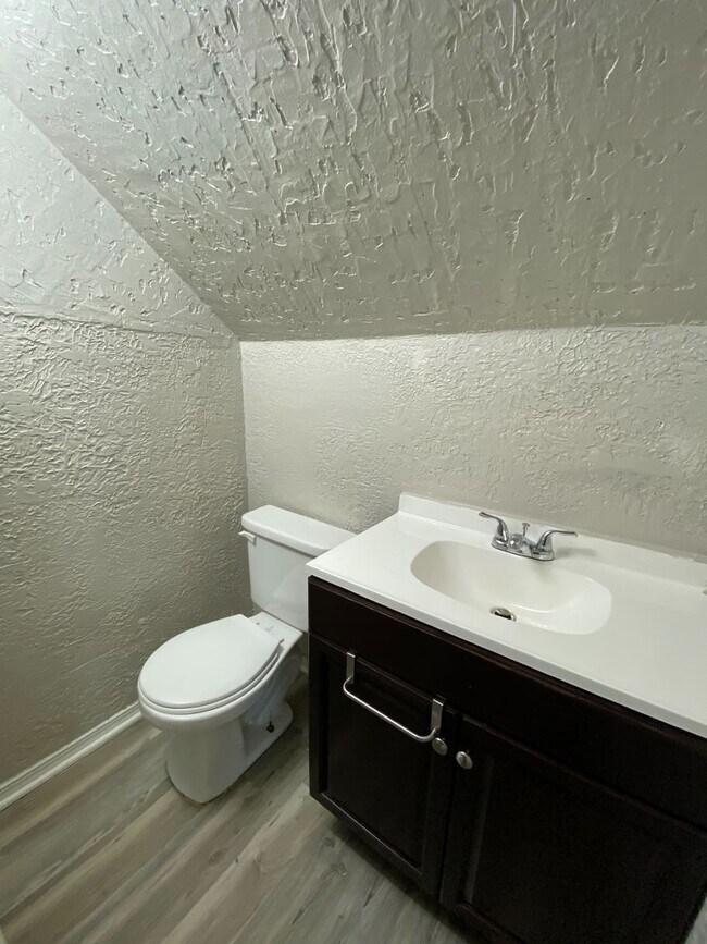 Building Photo - Huge 4 Bedroom in West Tulsa