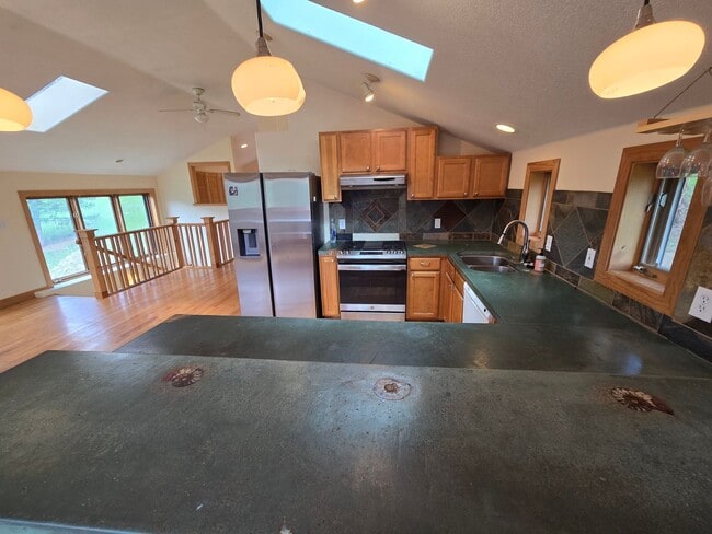 Building Photo - 229 Crestwood Ct