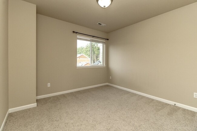 Building Photo - Beautiful Lacey Home with new paint and carpet in Popular Edgewater Community