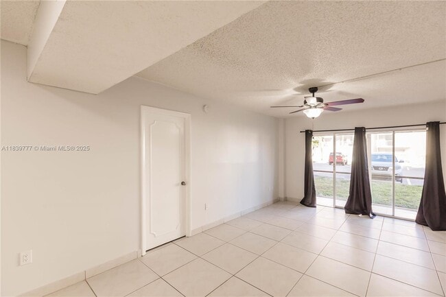 Building Photo - 4152 Inverrary Dr