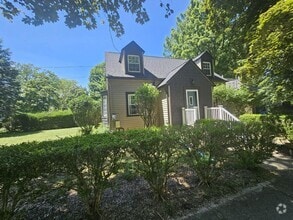 Building Photo - Spacious 5-Bedroom 2.5 Bath Home