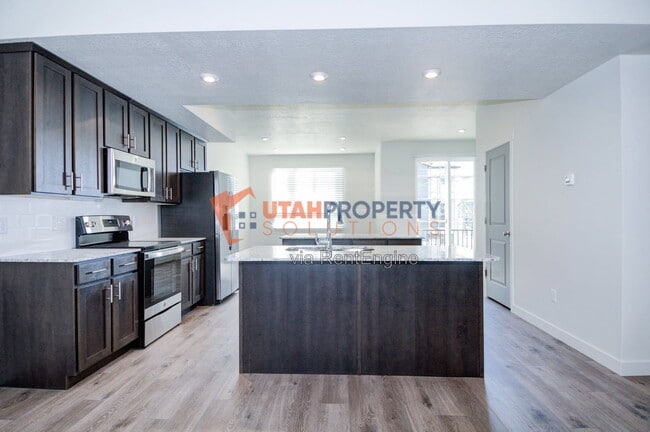 Building Photo - 1047 W 400 S
