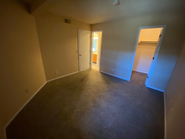 Building Photo - Lakewood Condo