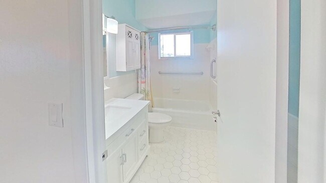 Building Photo - 2-bedroom 2-bathroom Top Corner Unit Condo