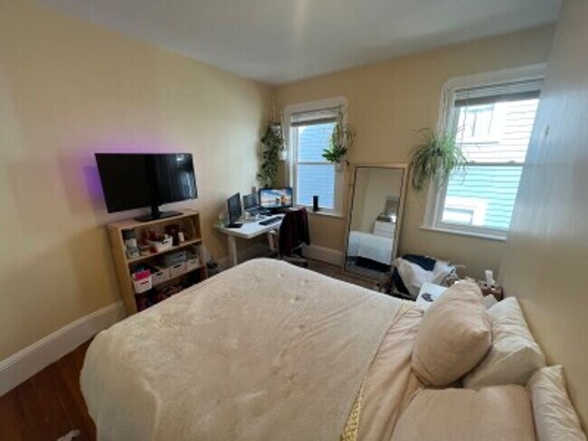 Building Photo - No Brokers Fee, In-Unit Washer and Dryer, Central Heat/AC, Parking for Rent