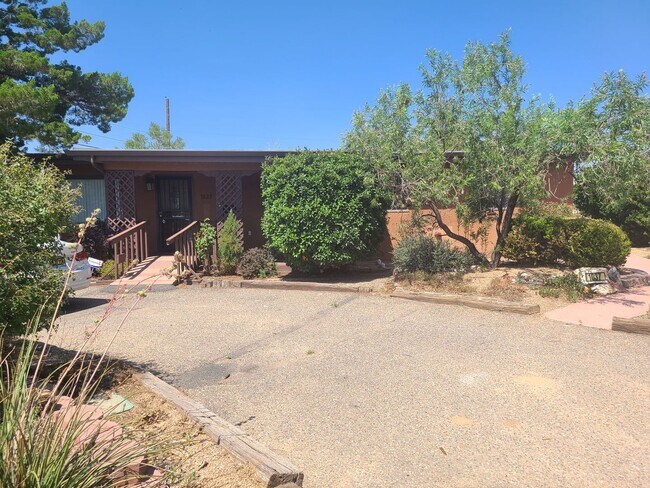 Building Photo - 4 Bedroom, 2 Bathroom! Lovely Home!