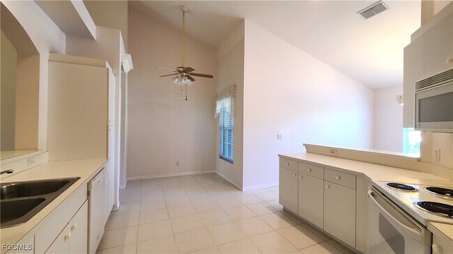 Building Photo - 14571 Daffodil Dr