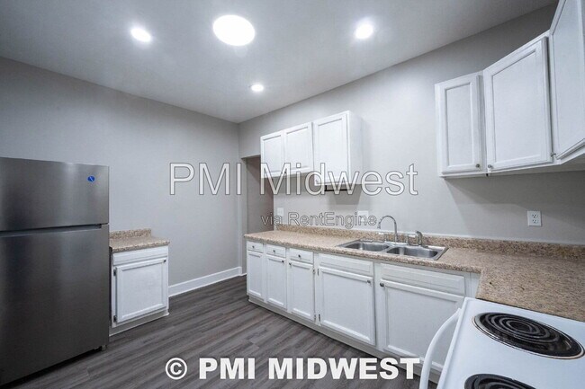Building Photo - 411 W 40th St
