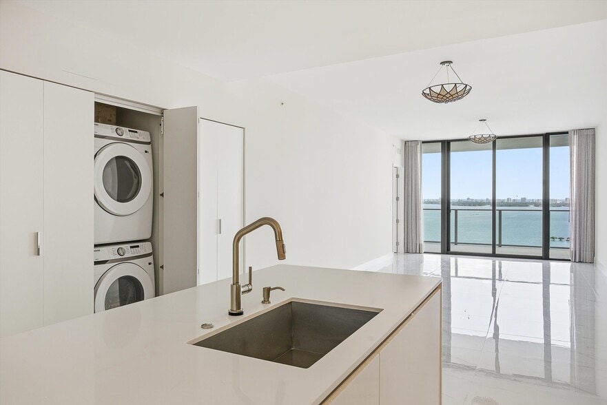 Building Photo - 700 NE 24th St